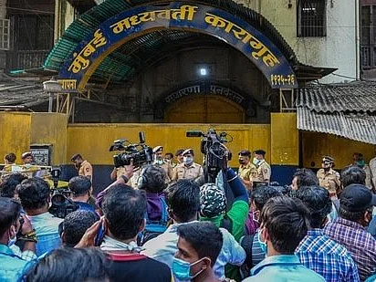 ஆர்யன் கான் ஜாமீனில் விடுவிப்பு! - காத்திருந்து அழைத்துச் சென்ற ஷாருக் கான், கௌரி கான்