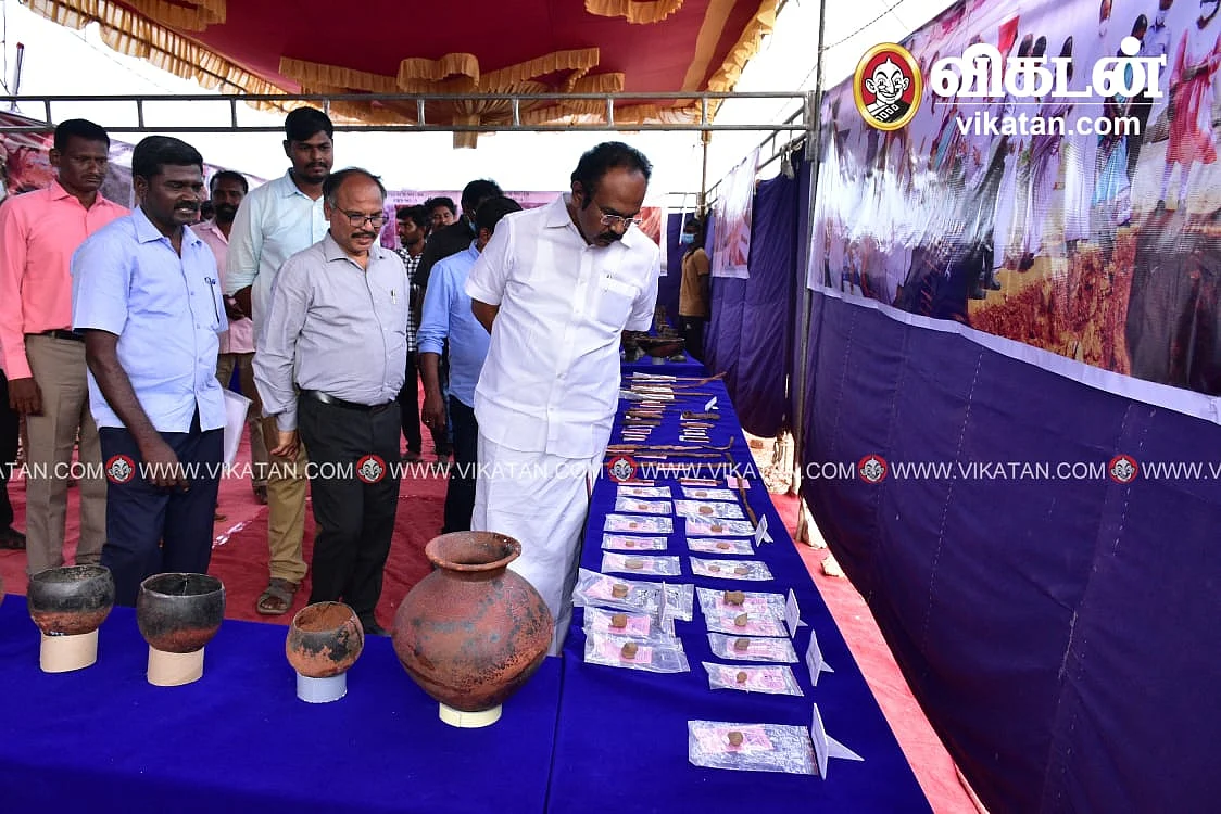 அகழ்வில் கண்டெடுக்கப்பட்ட பொருள்களைப் பார்வையிட்ட தங்கம் தென்னரசு