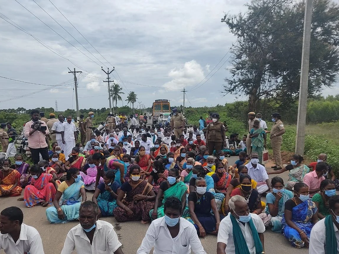 திறக்கப்படாத நெல் கொள்முதல் நிலையம்; தீக்குளிக்க முயன்ற 2 விவசாயிகள்; போராட்டத்தில் என்ன நடந்தது?