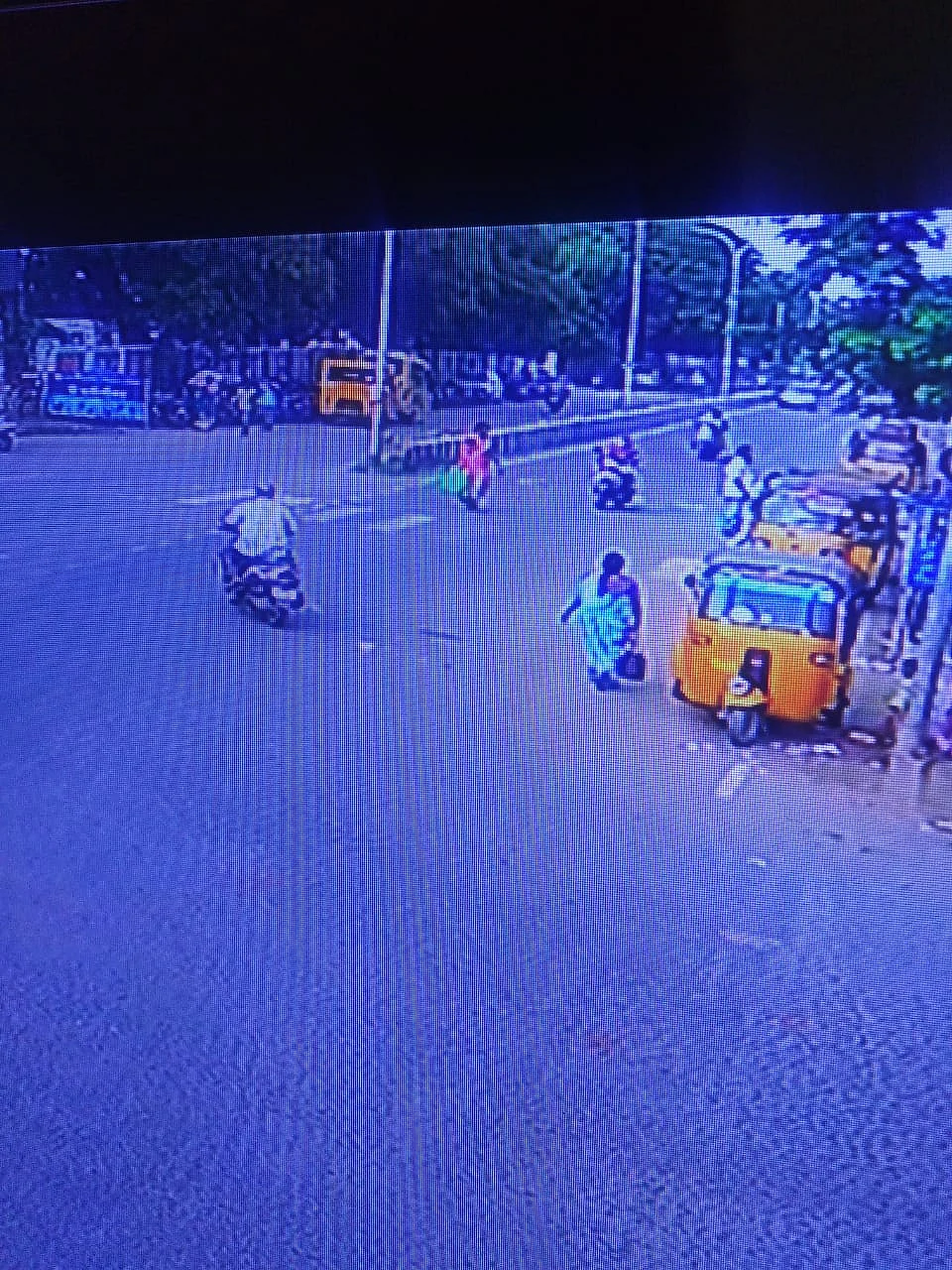 ஆட்டோ ஏற செல்லும் மர்ம பெண்
