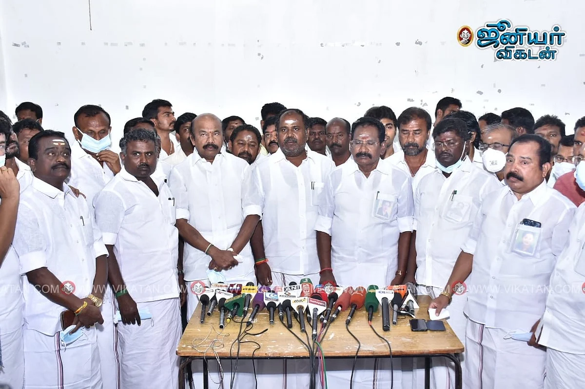 செய்தியாளர் சந்திப்பில்