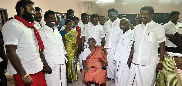 குடும்பத்தினர் மற்றும் உறவினர்களுடன் பெருமாத்தாள்