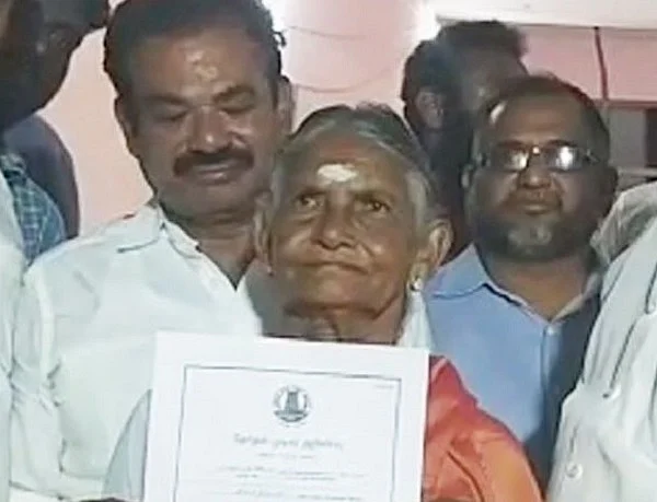 வெற்றிச் சான்றிதழுடன் பெருமாத்தாள்