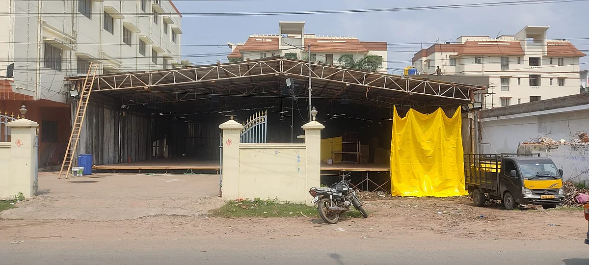 திருமண மண்டப வளாகத்துக்குள் பட்டாசு கடை