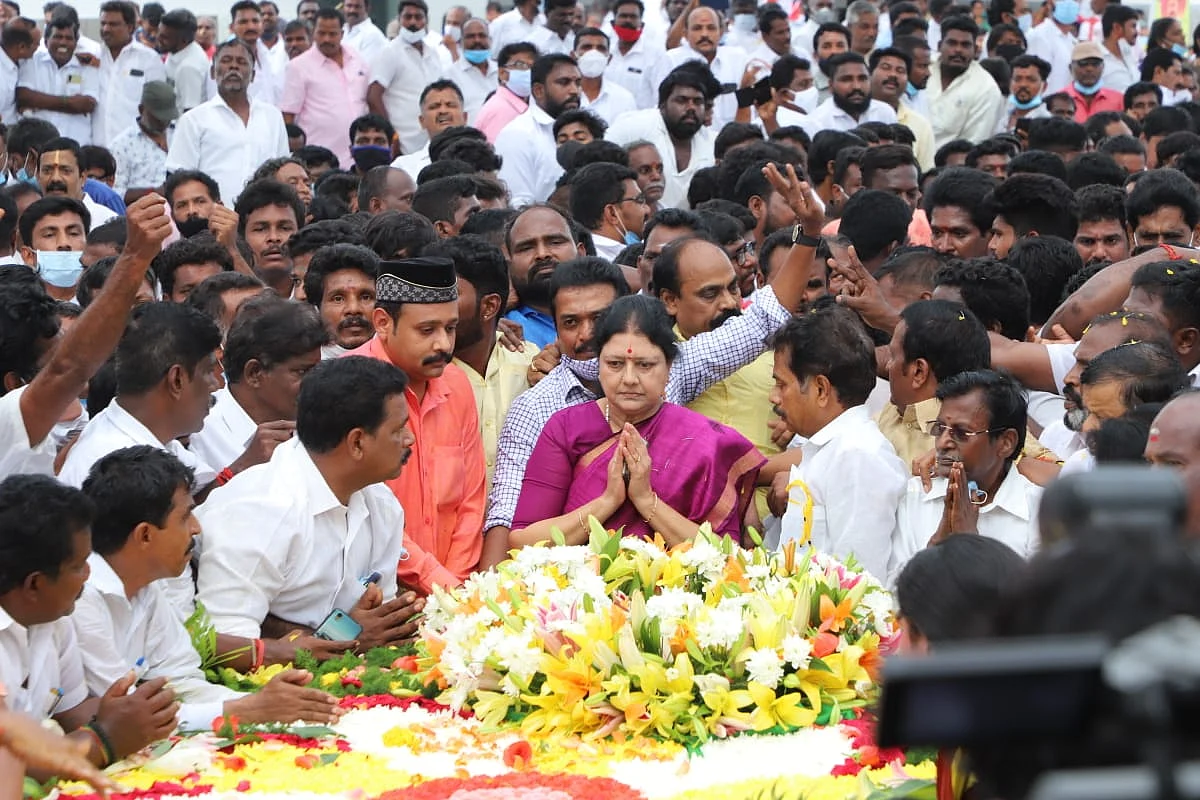ஜெயலலிதாவின் நினைவிடத்தில் சசிகலா