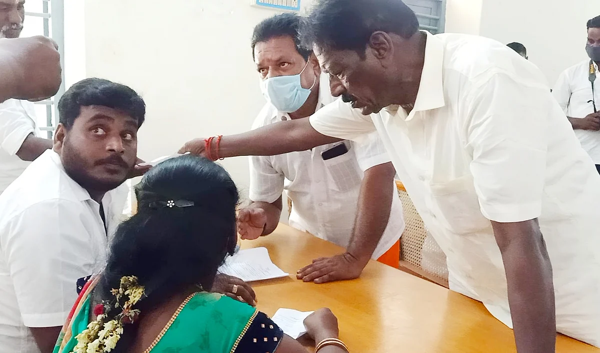 பேச்சுவார்த்தையில் ஈடுபட்ட சொக்கலிங்கம்