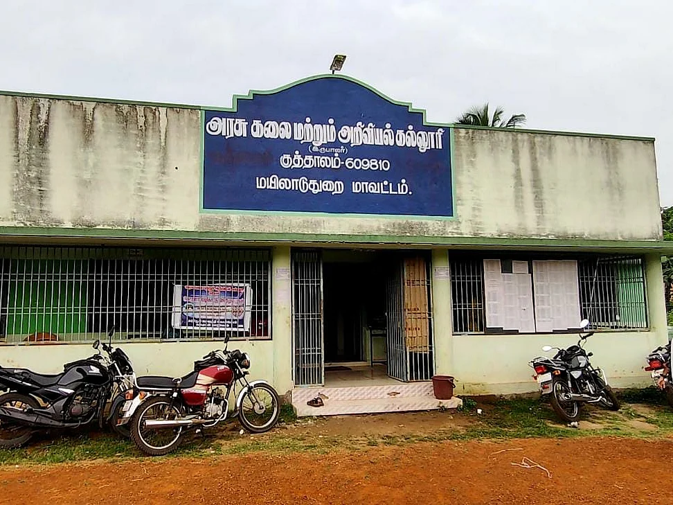 `வராண்டாவில் வகுப்பறை'; சமுதாயக் கூடத்தில் அரசு கலைக் கல்லூரி; அடிப்படை வசதி கேட்கும் மாணவர்கள்!