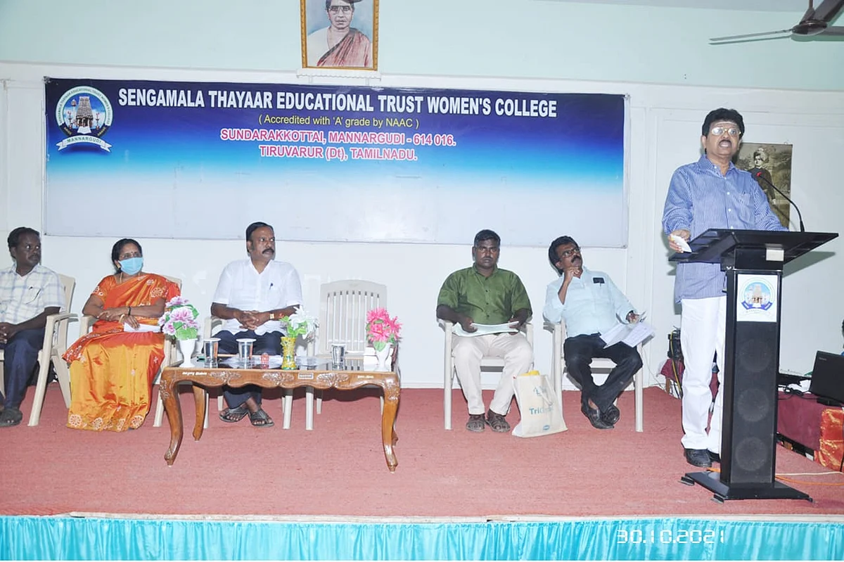 கல்லூரியில் நடைப்பெற்ற விழாவில் பேசும் திவாகரன்