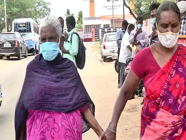 `சொத்தை அபகரிச்சுட்டு, என் மகன் என்னையே வீட்டைவிட்டு அனுப்பிட்டான்யா’ - ஆட்சியரிடம் உருகிய தாய்