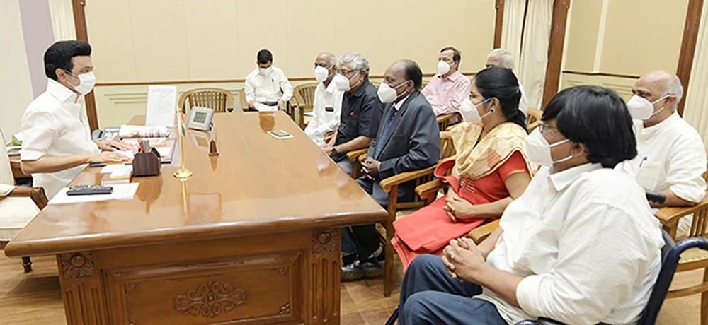 மிஸ்டர் கழுகு: “கட்சி ஆரம்பிக்கலாங்ணா...” - விஜய்யை உசுப்பேற்றும் ரசிகர்கள்!