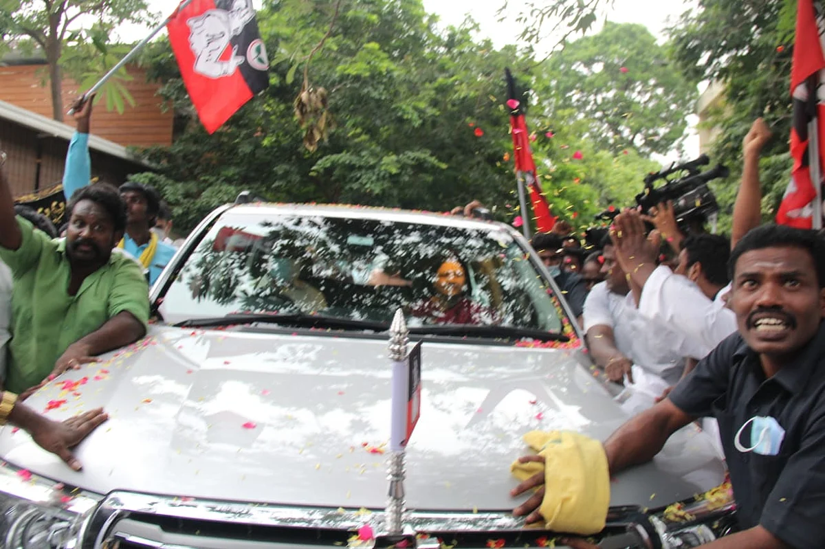 அதிமுக கொடி கட்டியக் காரில் சசிகலா