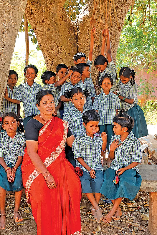 பணி ஓய்வுக்கு ஊரே திரண்டு சீர் கொடுத்தாங்க! - சத்துணவு டீச்சர் விஜயா