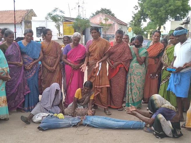 மழையின்றித் தவிக்கும் மானாவாரி விவசாயிகள்; ஒப்பாரி வைத்து கொடும்பாவி எரித்து நூதன வழிபாடு!