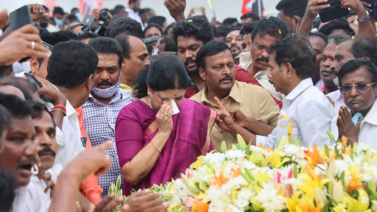ஜெயலலிதா நினைவிடத்தில் சசிகலா கண்ணீர்!