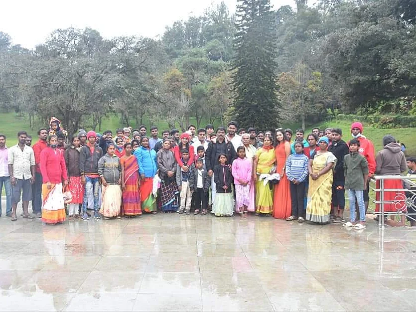 தூய்மைப்பணியாளர்களை டூருக்கு அழைத்துச் சென்று மகிழ்வித்த டிராவல்ஸ் உரிமையாளர்... குவியும் பாராட்டு!