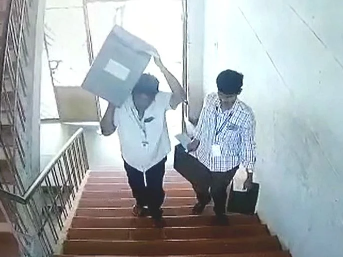 வாக்குப்பெட்டியை மாற்றியதாக குற்றச்சாட்டு - ஆலங்காயத்தில் அதிமுக போராட்டம்