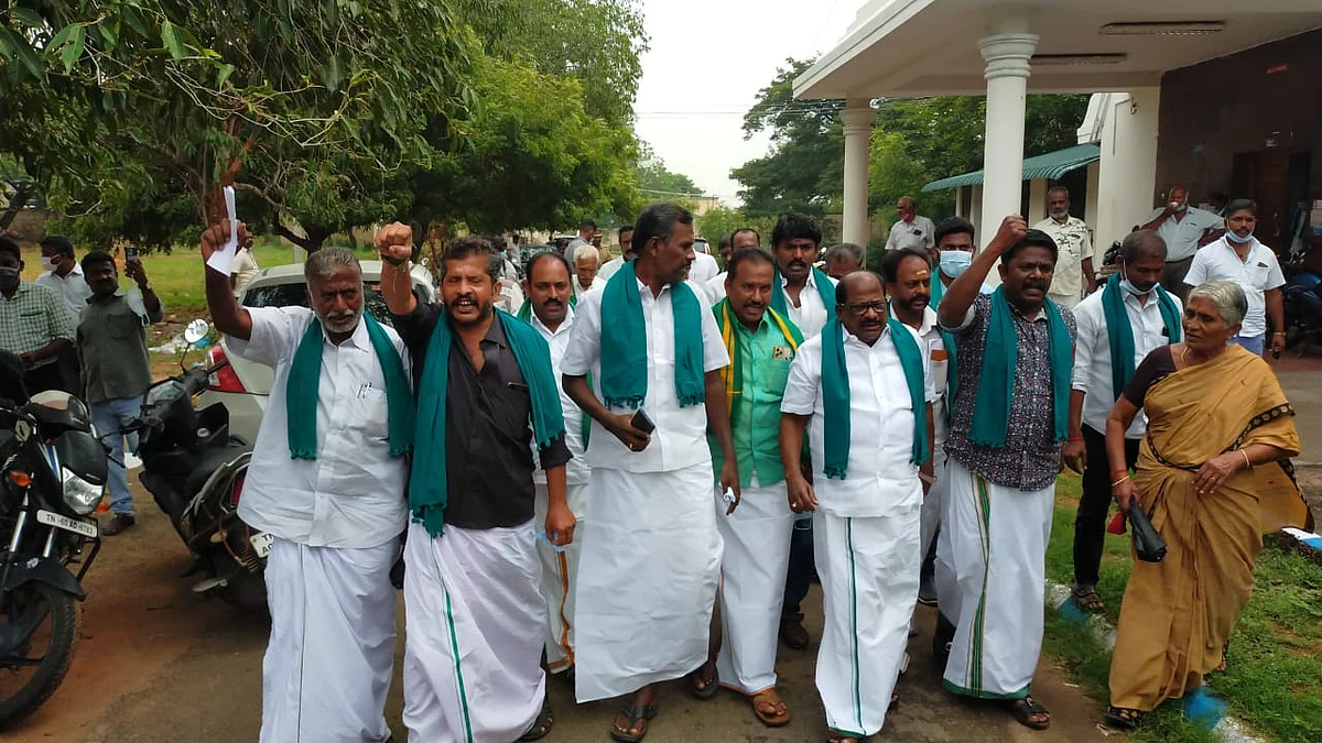 விவசாயிகள் வெளிநடப்பு