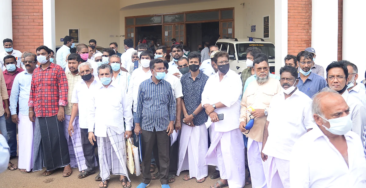 பணம் கொடுத்து பாதிக்கப்பட்ட பங்குதாரர்கள்