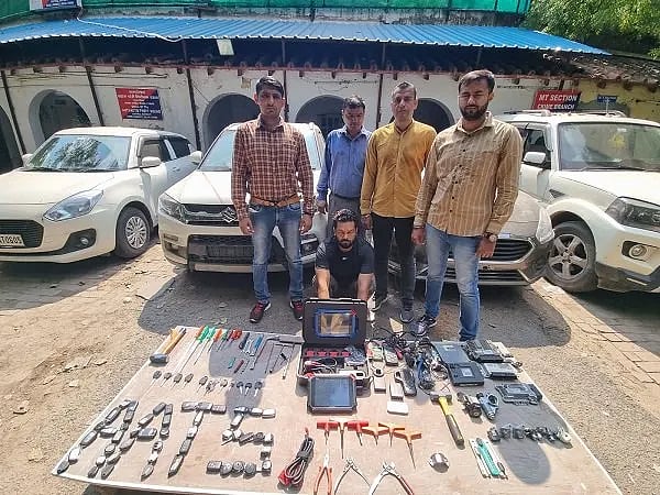 `5 நிமிடத்துக்குள் திருடப்படும் கார்கள்'- 1,000 கார்களை அபேஸ் செய்த திருடன் பிடிபட்டது எப்படி?