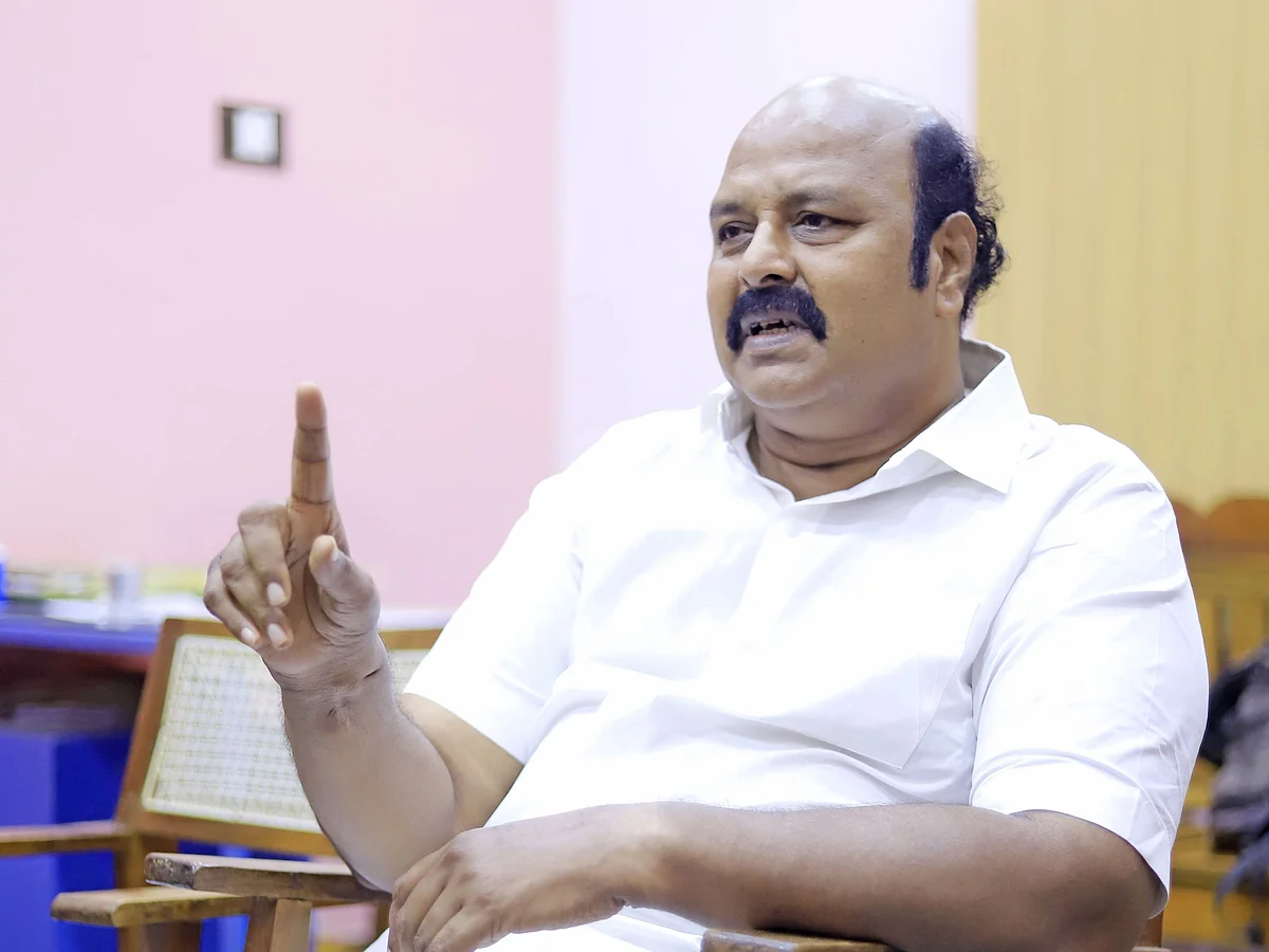 தீபாவளி தற்காலிகக் கடைகள்... மாநகராட்சி ஏற்பாட்டுக்கு இடையூறு செய்தாரா திமுக எம்.எல்.ஏ நீலமேகம்?!
