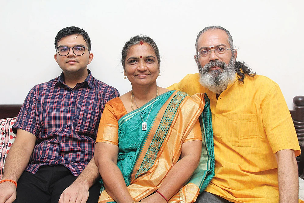 மகன் ஆகாஷ், மனைவி சித்ராவுடன் பிரகாஷ் ராமஸ்வாமி
