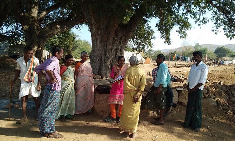 விவசாயிகளுடன் உரையாடும் பரேஷம்மா