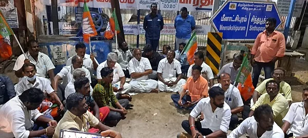 பாரதியார் சிலை அருகில் போராட்டம்