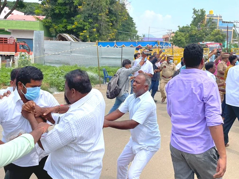 கவுன்சிலர்களை வளைக்க திமுகவினர் அடிதடி; போலீஸ் தடியடி; ஆலங்காயத்தில் என்ன நடக்கிறது?