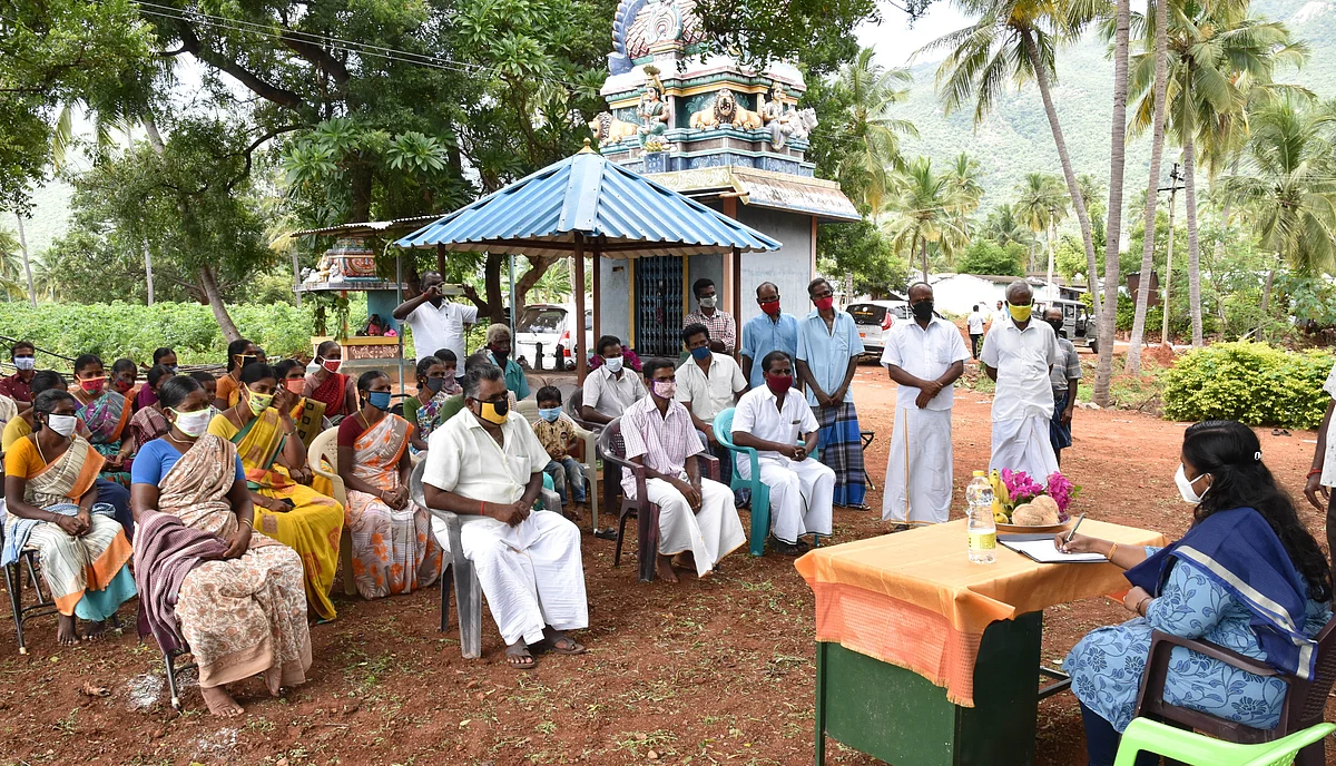 மலைகிராமத்தில் ஆட்சியர்