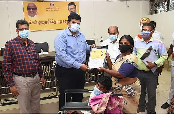 ஆணையை வழங்கும் ஆட்சியர்