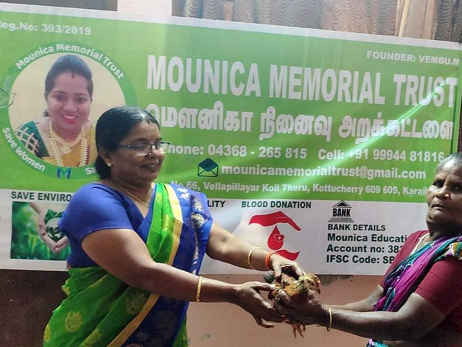 `கொரோனா தடுப்பூசி போட்டுக்கொண்டால் நாட்டுக்கோழி அன்பளிப்பு!' - மக்களை ஊக்குவிக்கும் சமூக சேவகி
