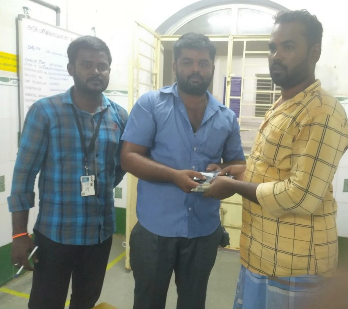ஆம்புலன்ஸ் ஊழியர்கள்