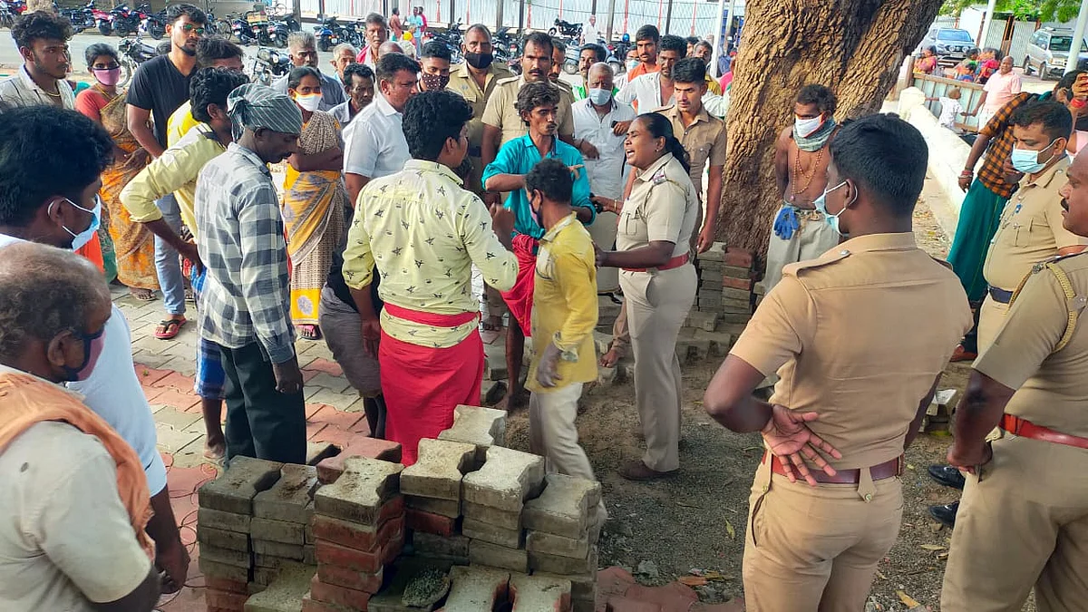 போலீஸார் பேச்சுவார்த்தை