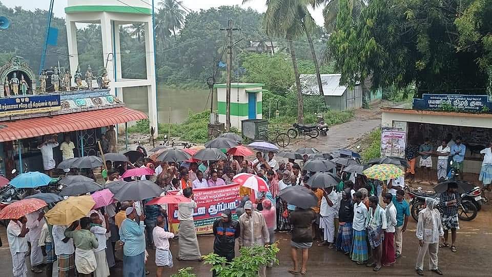 வாய்க்கால் பகுதியை ஆக்கிரமித்த ஆளுங்கட்சி பிரமுகர்; கொட்டும் மழையில் போராடிய 1500 குடும்பங்கள்!