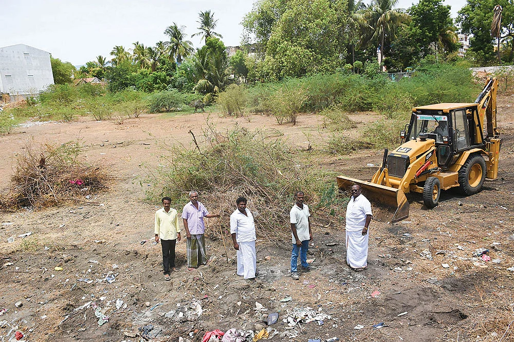 இப்படியிருந்த புதரிலிருந்து...