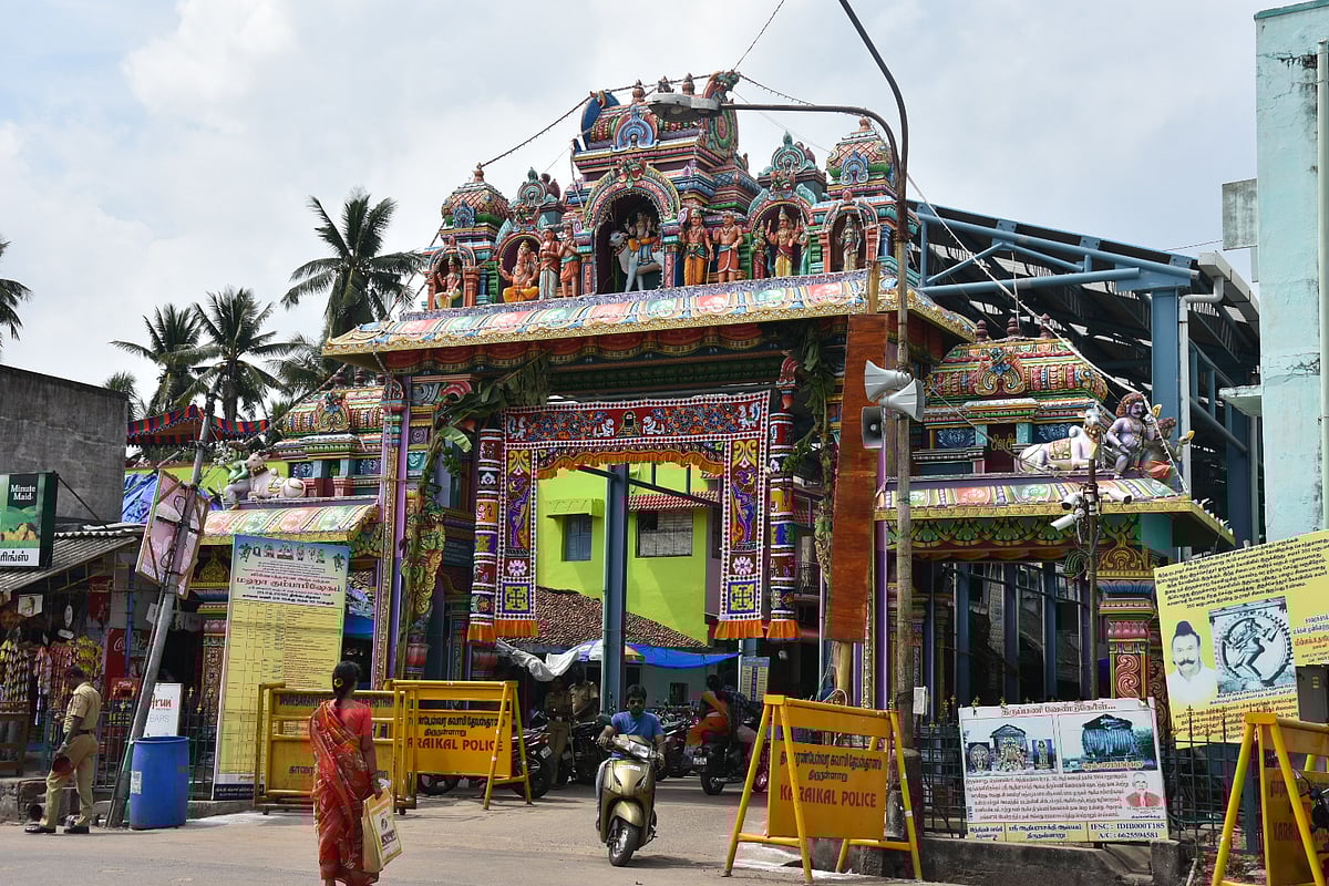 திருநள்ளாறு: நீண்ட இடைவெளிக்குப்பின் சனிபகவானை தரிசனம் செய்யக் குவிந்த பக்தர்கள்!