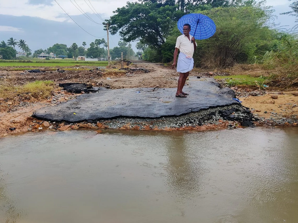 திருவள்ளூர்: ரெட் அலர்ட்; தரைப்பாலத்தின் மேலேயே கரைபுரண்டு ஓடும் வெள்ளம்! - வேதனையில் மக்கள்