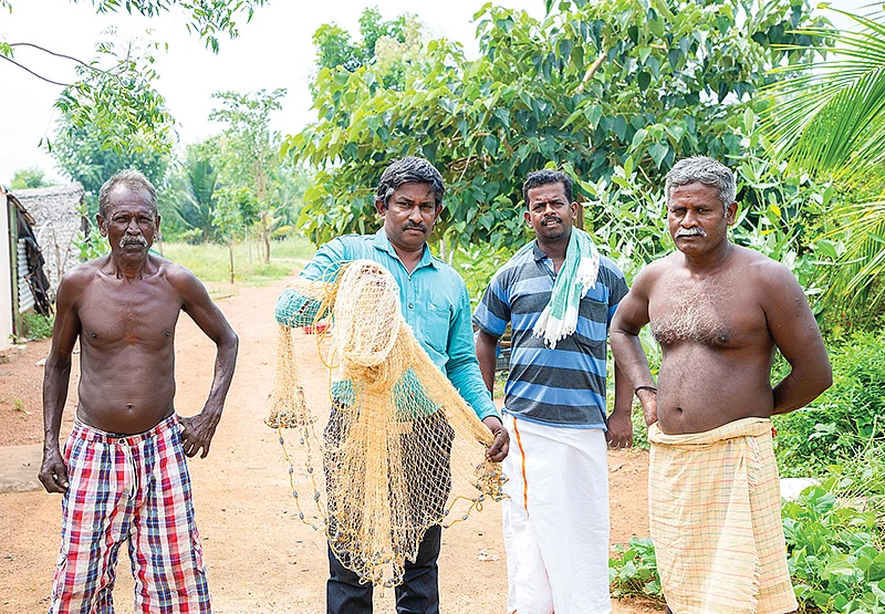 மீன் பிடிப்போருடன்