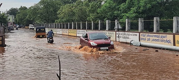 சாலையில் ஓடும் வெள்ள நீர்