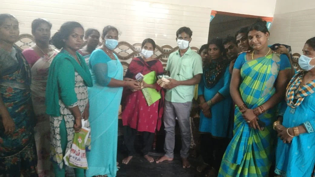 பணம் வசூல் செய்து கொடுத்த
திருநங்கைகள்