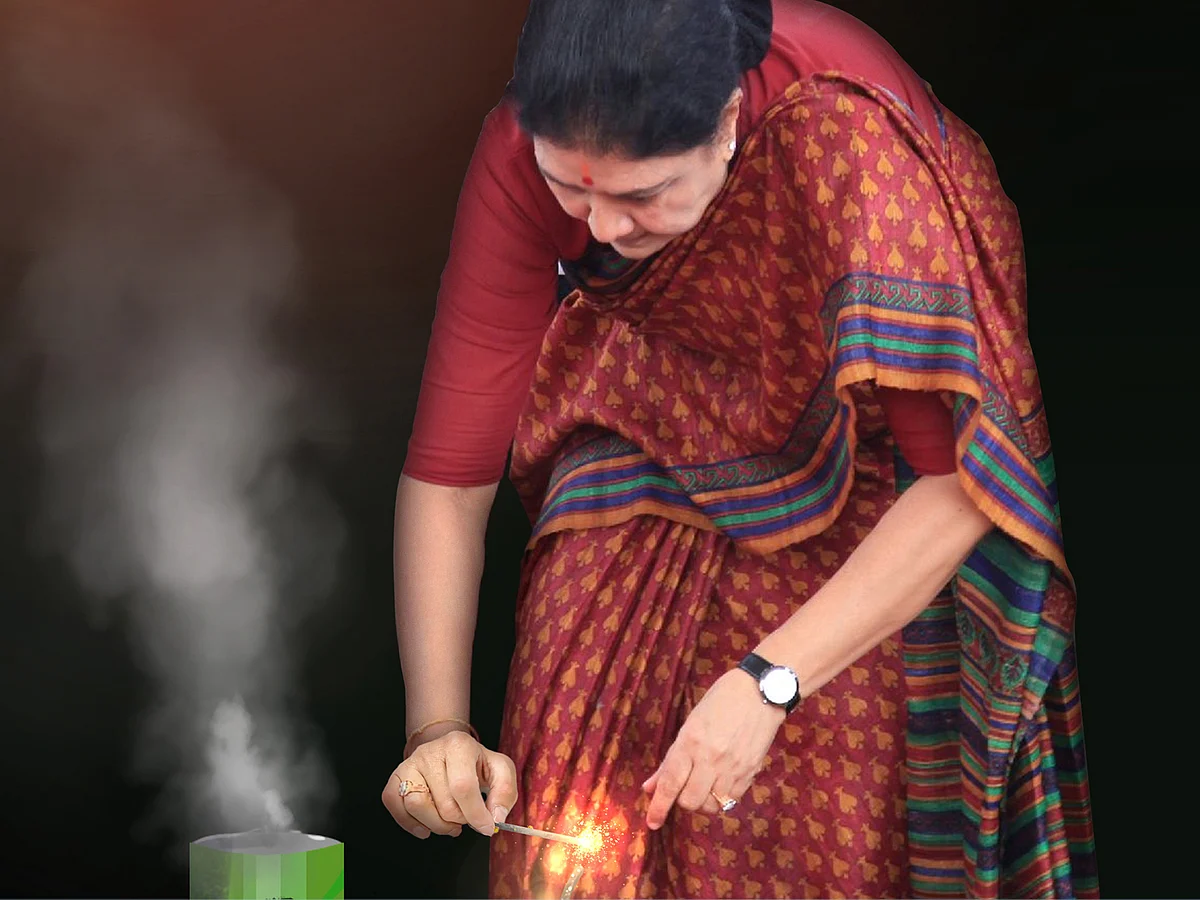 பற்றவைத்த சசிகலா... அ.தி.மு.க தீபாவளி! - புகையும் பன்னீர்... ‘புஸ்ஸ்...’ எடப்பாடி
