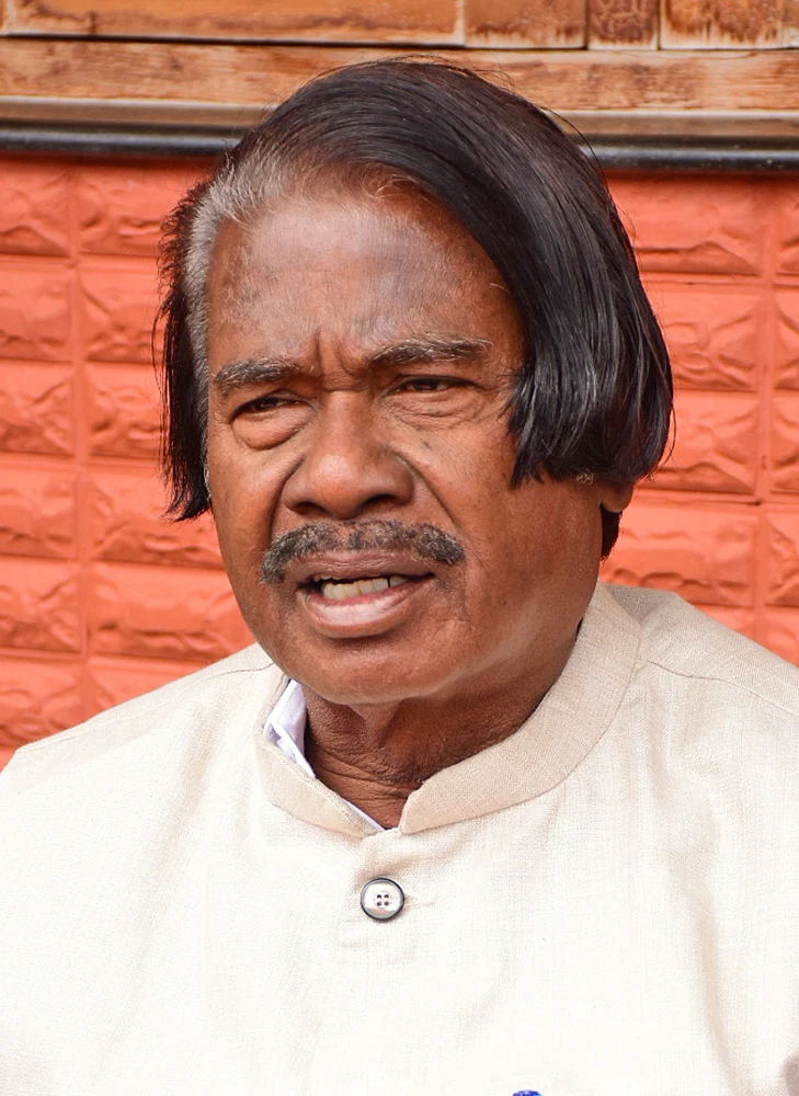மிரட்டப்படுகிறாரா நீலகிரி கலெக்டர்? - நெருக்கும் ஆளுங்கட்சியினர்!