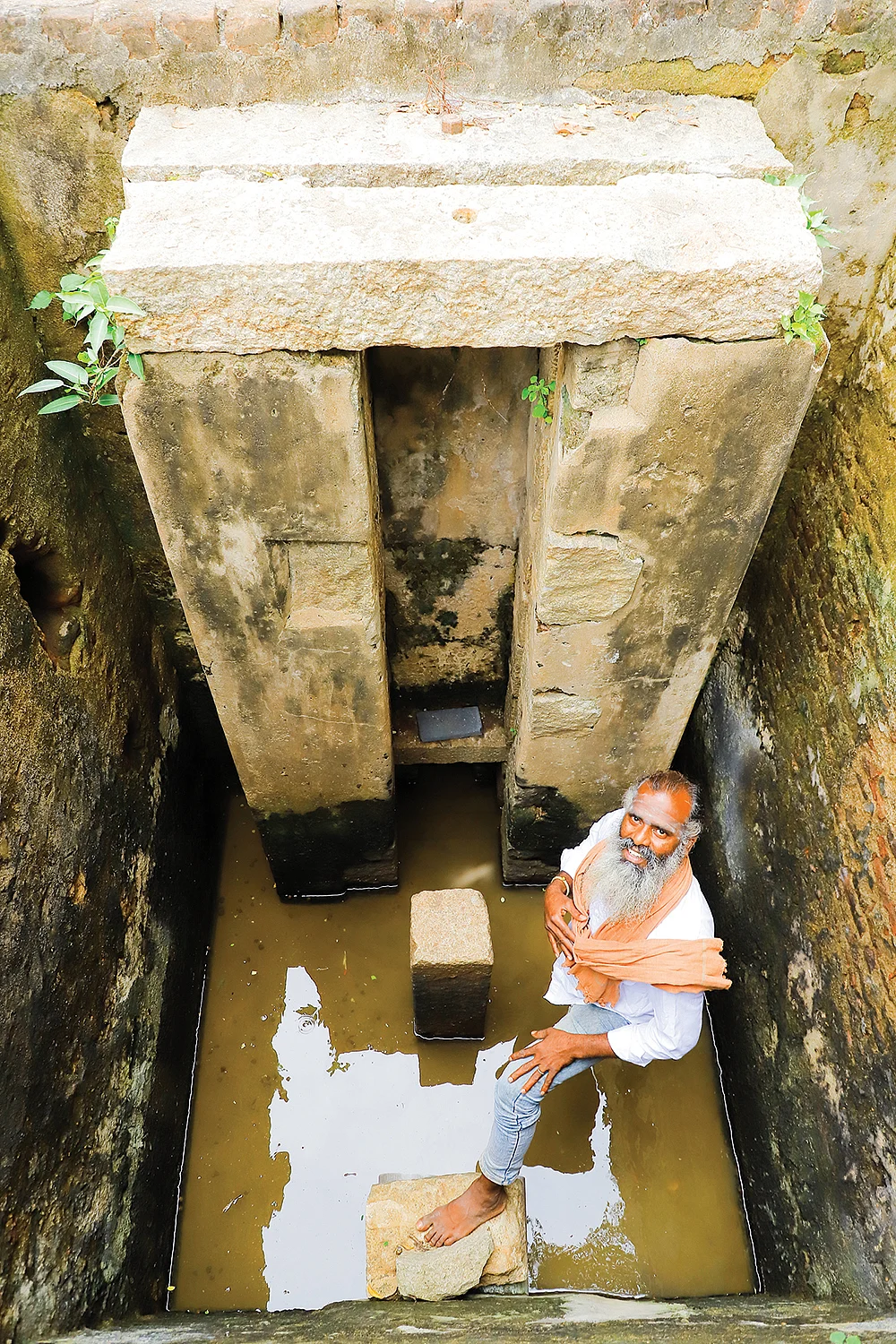 சுரங்க நீர்ப்பாதையில் செல்லபெருமாள்