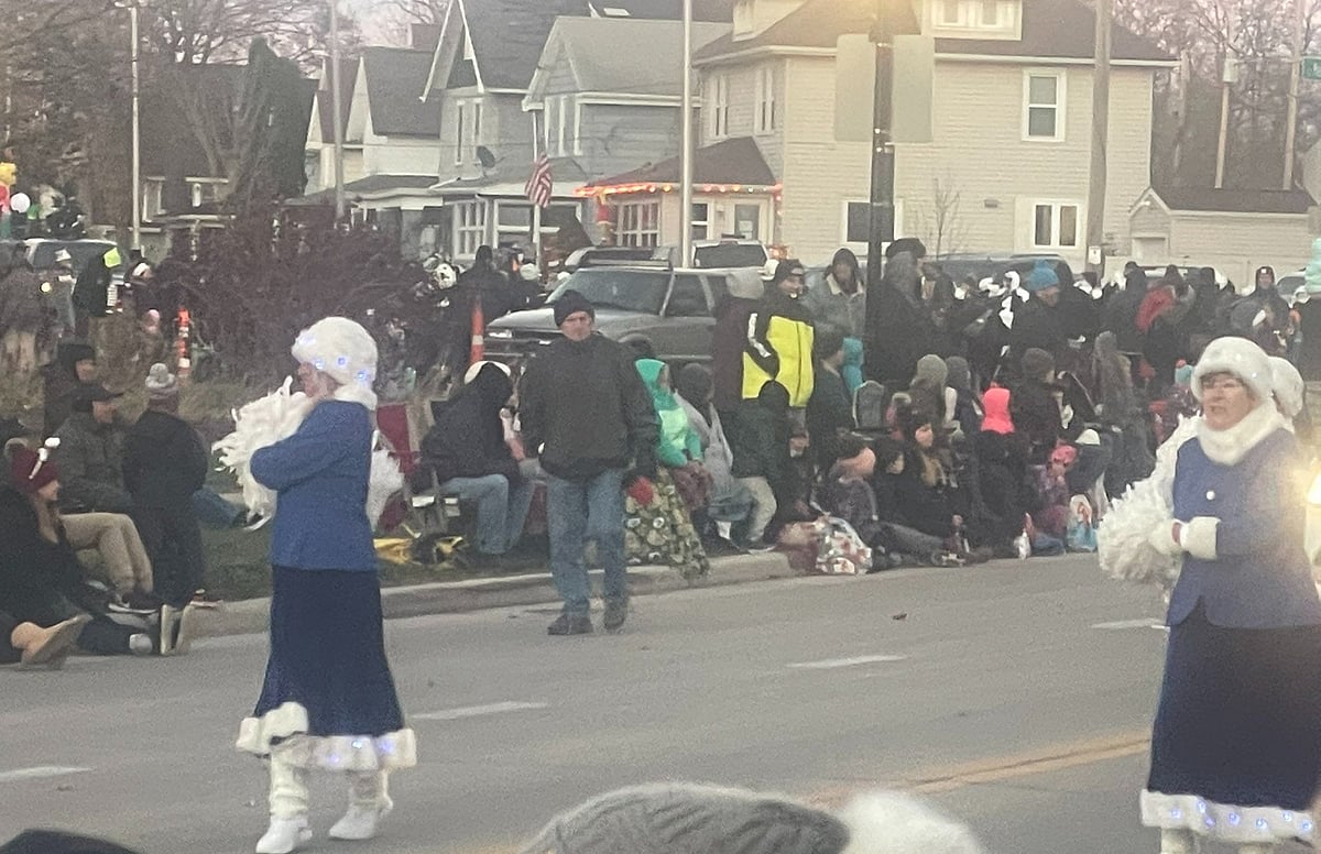 அமெரிக்கா: `கிறிஸ்துமஸ் ஊர்வலத்தில் புகுந்த கார்; 5 பேர் பலி, 40 பேர் படுகாயம்!'