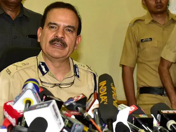 மிரட்டிப் பணம் பறிப்பு: 5 மாதங்களாகத் தலைமறைவாக இருந்த முன்னாள் போலீஸ் கமிஷனர் விசாரணைக்கு ஆஜர்!