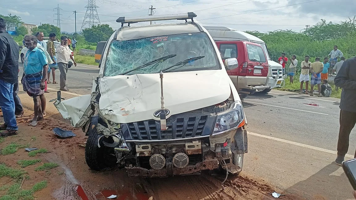 விபத்துக்குள்ளான கார்
