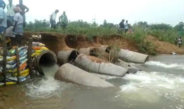 விழுப்புரம்: `கனமழை; காட்டாற்று வெள்ளத்தால் துண்டிக்கப்பட்ட தரைப்பாலம்'- தவிப்பில் 4 கிராம மக்கள்!