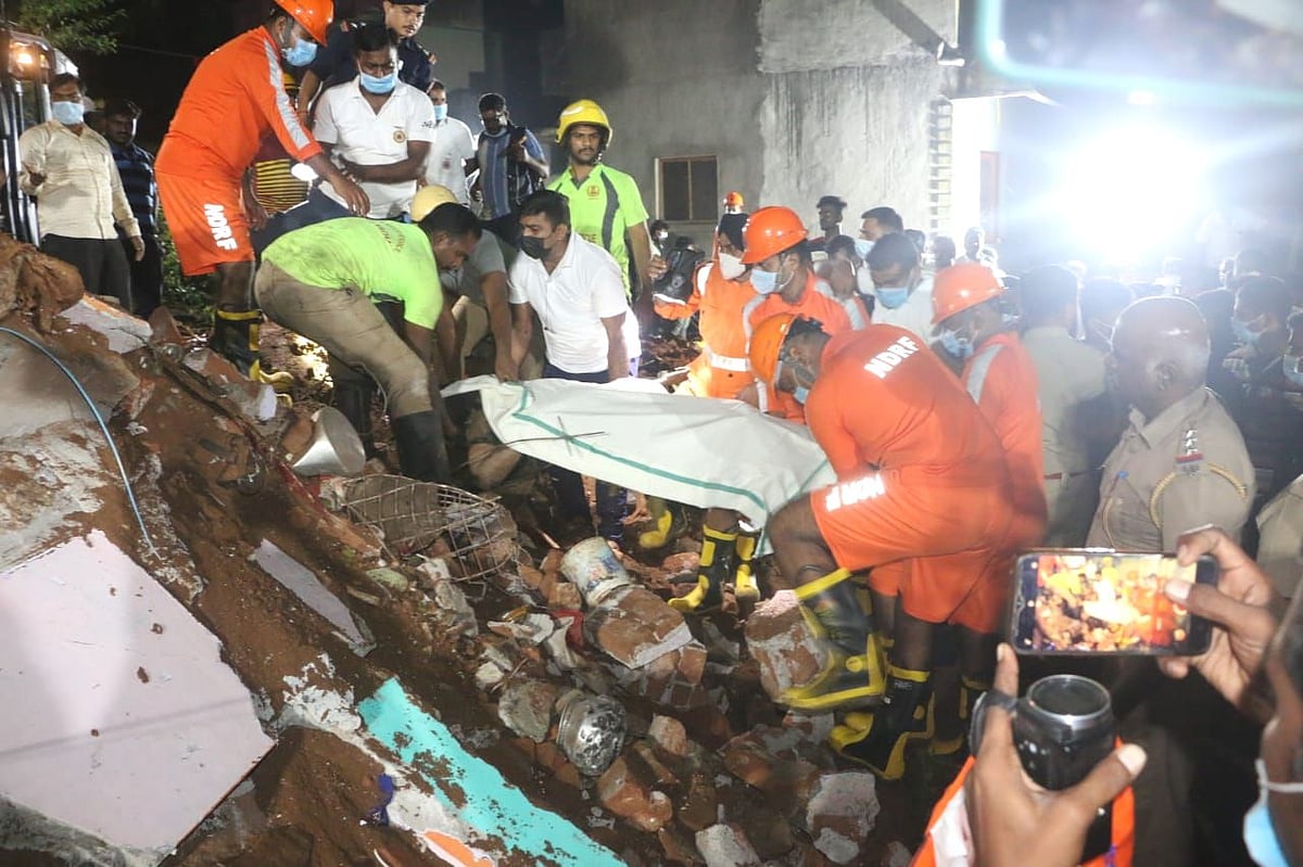 வேலூர்: வீட்டின்மீது விழுந்த 40 டன் ராட்சத பாறை! - தாய், மகள் உயிரிழந்த சோகம்