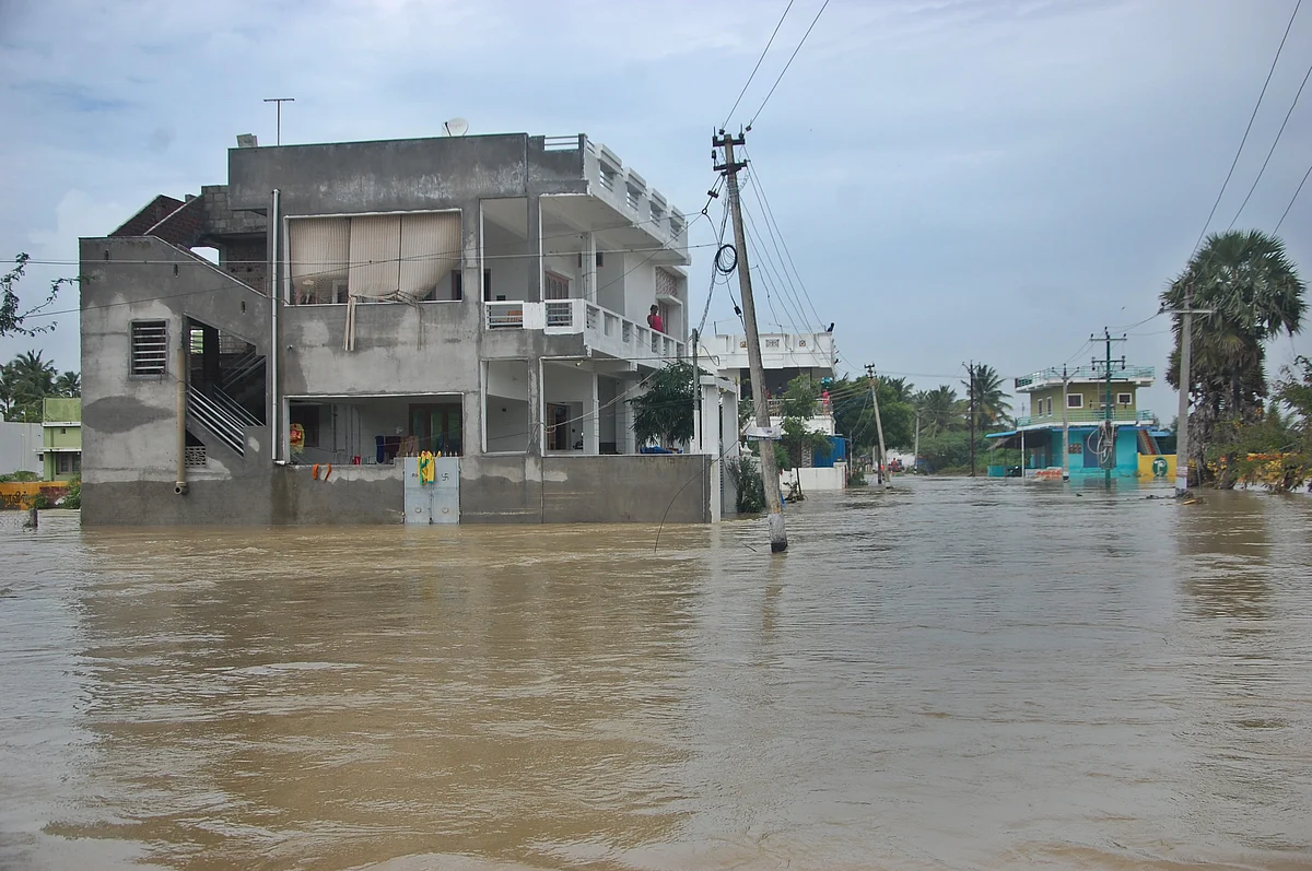 வெள்ளத்தில் மிதக்கும் வீடுகள்