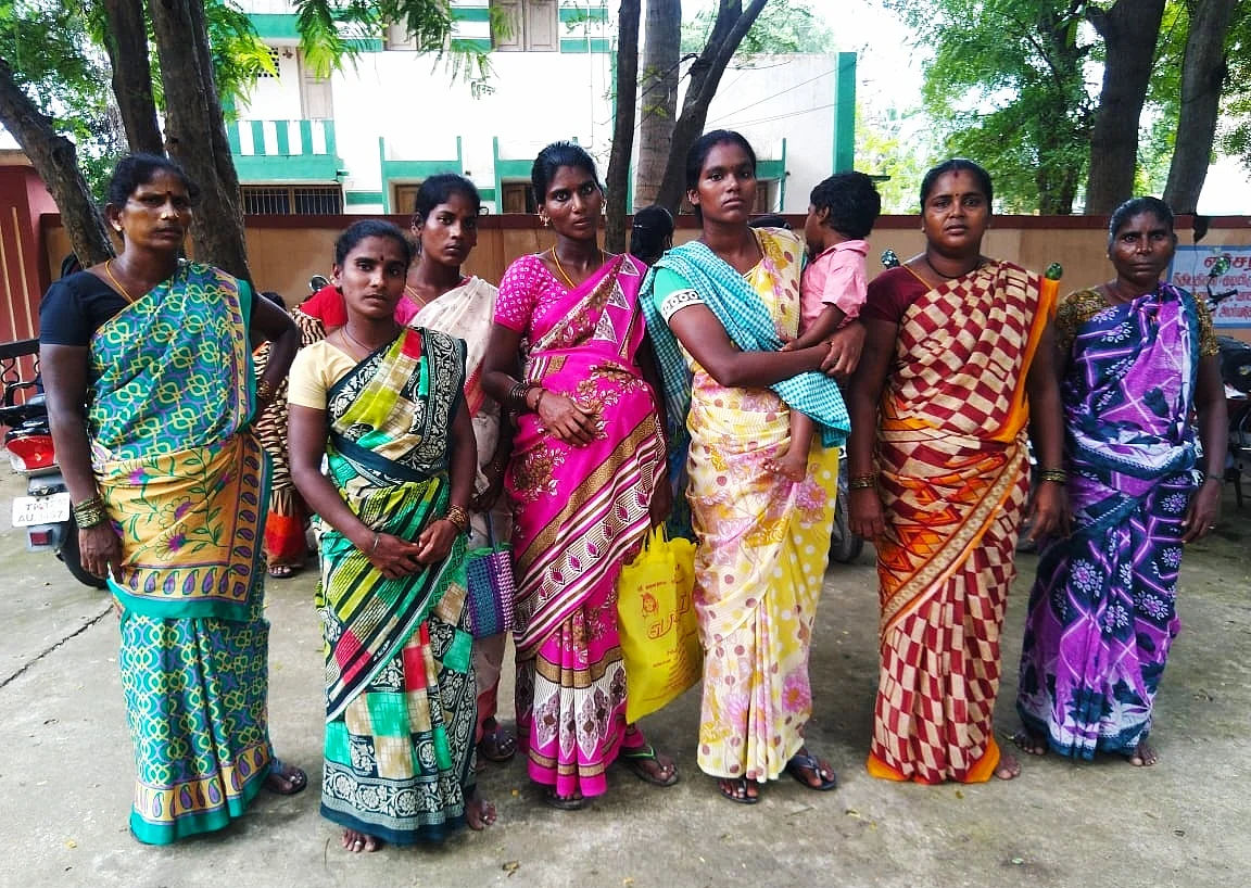 புகாரளிக்க வந்த பெண்கள்